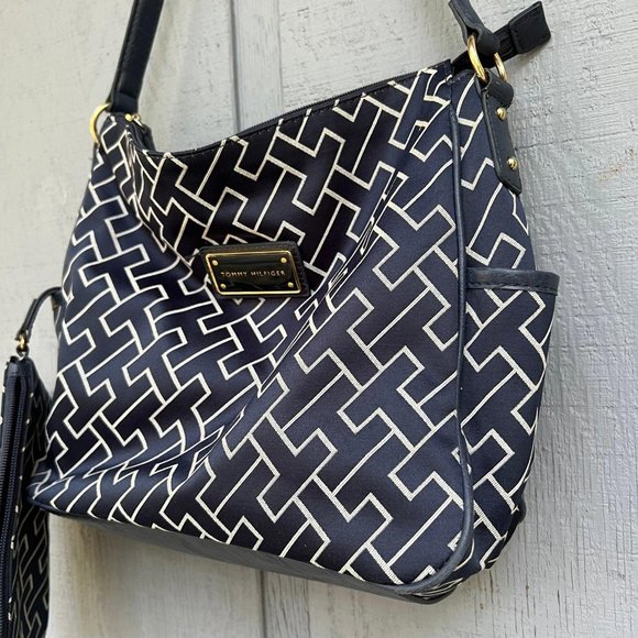 Tommy Hilfiger navy/white monogram hobo bag with wristlet - Picture 2 of 12